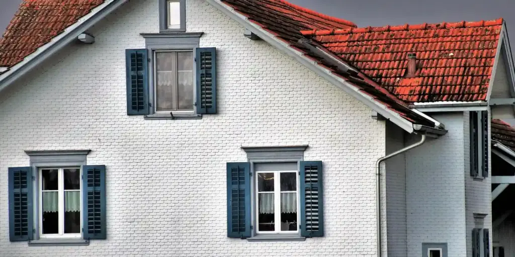 What Makes a Hip Roof Strong? Design, Build, and Load Basics